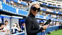 Foto: Gaya Kim Kardashian Nonton Football Pakai Catsuit, Disoraki Penonton