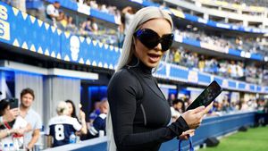 Foto: Gaya Kim Kardashian Nonton Football Pakai Catsuit, Disoraki Penonton