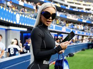 Foto: Gaya Kim Kardashian Nonton Football Pakai Catsuit, Disoraki Penonton Foto: Gaya Kim Kardashian Nonton Football Pakai Catsuit, Disoraki Penonton