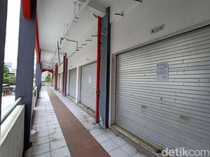 Puluhan Kios Pasar Legi Disegel gegara Tak Pernah Buka Puluhan Kios Pasar Legi Disegel gegara Tak Pernah Buka