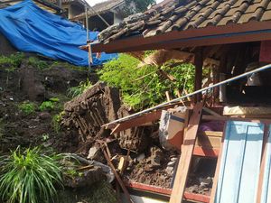 Rumah Warga Tabanan Tertimbun Longsor, Penghuni Ngungsi