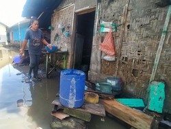 Warga Terdampak Banjir Harus Beli 6 Galon Air Bersih Tiap Hari