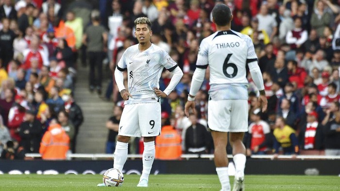 Liverpools Roberto Firmino, left, reacts with his teammate Thiago after Arsenals Bukayo Saka scored during the English Premier League soccer match between Arsenal and Liverpool at Emirates Stadium in London, Sunday, Oct. 9, 2022. (AP Photo/Rui Vieira)