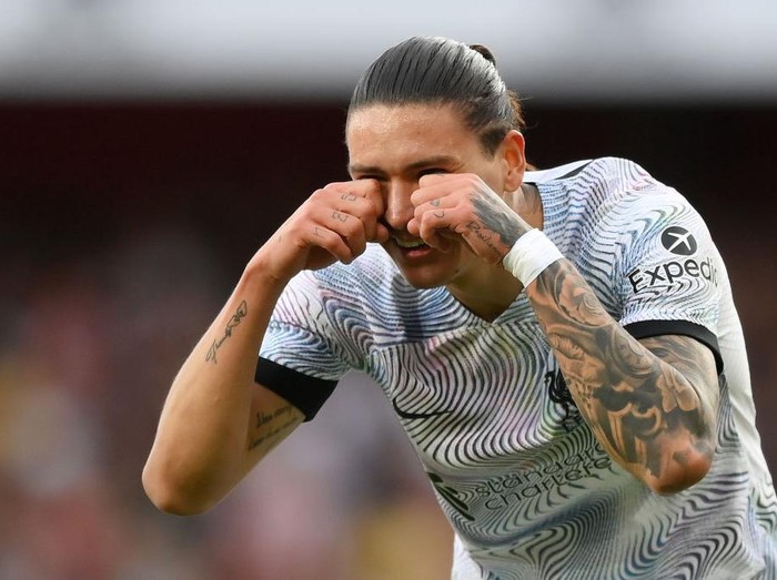 LONDON, ENGLAND - OCTOBER 09: Roberto Firmino of Liverpool looks dejected after Bukayo Saka of Arsenal (not pictured) scored their sides third goal during the Premier League match between Arsenal FC and Liverpool FC at Emirates Stadium on October 09, 2022 in London, England. (Photo by Justin Setterfield/Getty Images)