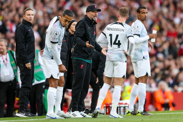 LONDON, ENGLAND - OCTOBER 09: Roberto Firmino of Liverpool looks dejected after Bukayo Saka of Arsenal (not pictured) scored their sides third goal during the Premier League match between Arsenal FC and Liverpool FC at Emirates Stadium on October 09, 2022 in London, England. (Photo by Justin Setterfield/Getty Images)