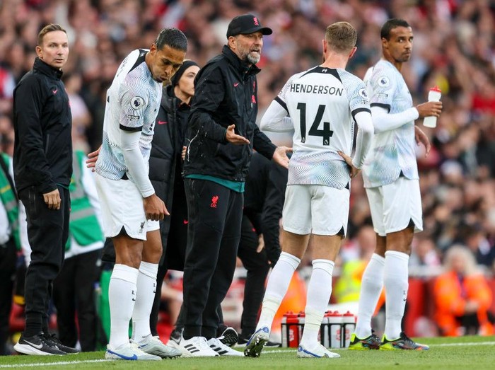 LONDON, ENGLAND - OCTOBER 09: Roberto Firmino of Liverpool looks dejected after Bukayo Saka of Arsenal (not pictured) scored their sides third goal during the Premier League match between Arsenal FC and Liverpool FC at Emirates Stadium on October 09, 2022 in London, England. (Photo by Justin Setterfield/Getty Images)
