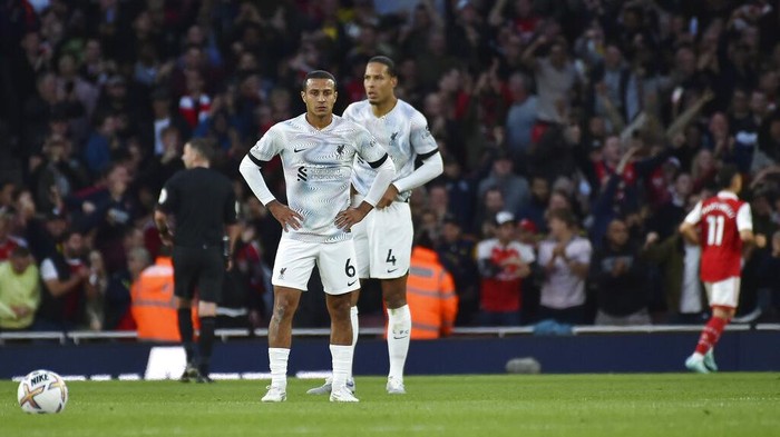Liverpools Thiago, left, reacts with his teammate Virgil van Dijk after Arsenals Bukayo Saka scored his sides third goal during the English Premier League soccer match between Arsenal and Liverpool at Emirates Stadium in London, Sunday, Oct. 9, 2022. (AP Photo/Rui Vieira)