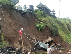 Terparah Sejak 2020! Pelinggih Pura Pande Karangasem Jebol Lagi