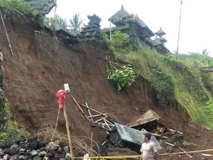 Terparah Sejak 2020! Pelinggih Pura Pande Karangasem Jebol Lagi Terparah Sejak 2020! Pelinggih Pura Pande Karangasem Jebol Lagi
