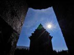 Matahari Di Candi Arjuna Dieng