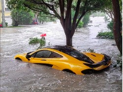 Aduh! Mobil Rp 17 Miliar Kebanjiran