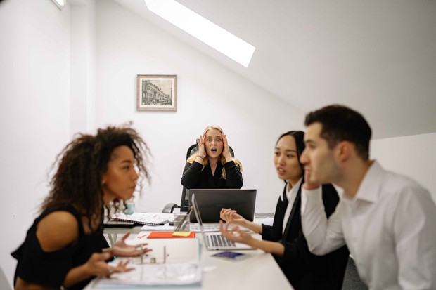 Sekelompok orang sedang berdebat