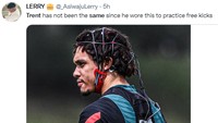 Fans ini menduga permainan Trent semakin jelek setelah memakai alat perekam aktivitas otak ini untuk latihan tendangan bebas. (Foto: Twitter)