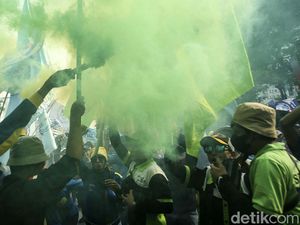 Penolakan Kenaikan BBM Bergemuruh di Patung Kuda