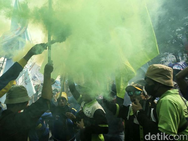 Penolakan Kenaikan BBM Bergemuruh di Patung Kuda