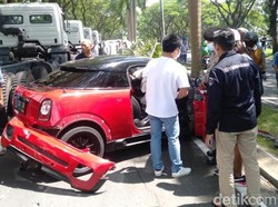Saat Mini Cooper dan CR-V di Surabaya Terlibat Kecelakaan hingga Ringsek