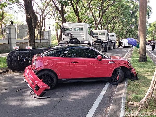 Mini Cooper dan CR-V yang Kecelakaan di Citraland Surabaya Rusak Parah