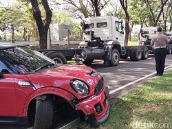 CR-V Tabrak Mini Cooper Saat Pengendara Sedang Perjalanan ke Sekolah