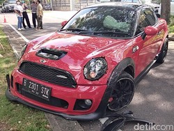 Balapan Mini Cooper Vs CR-V Berakibat Kecelakaan Berakhir Kekeluargaan