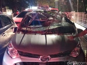 Sopir Taksi Online Makassar Harap Mobil Tertimpa Pohon Bisa Diklaim Asuransi
