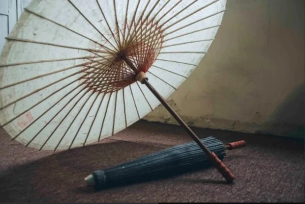 Oil paper umbrella mempunyai kanopi yang terbuat dari kertas minyak dan tahan air