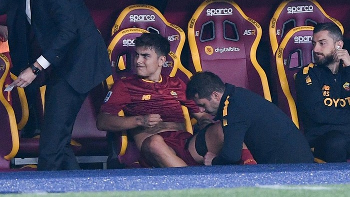 Paulo Dybala of AS Roma looks dejected leaving the pitch injured after he scored second goal during the Serie A match between AS Roma and US Lecce at Stadio Olimpico, Rome, Italy on 9 October 2022.  (Photo by Giuseppe Maffia/NurPhoto via Getty Images)