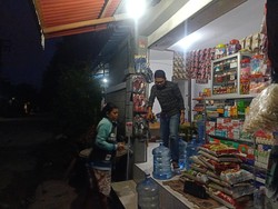 Toko Terendam Banjir, Sujana Terpaksa Bagi-bagi Barang Dagangan