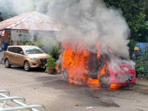 Penampakan Ambulans Berlogo PDIP Hangus Terbakar di Jaktim