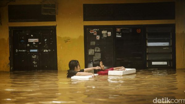Penampakan Ketinggian Banjir di Rawajati Jakarta