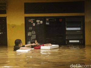 Penampakan Ketinggian Banjir di Rawajati Jakarta