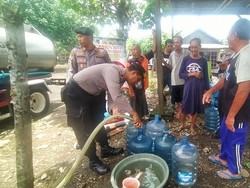 Ribuan Liter Air Disalurkan untuk Warga Pengambengan Jembrana