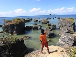 Pesona Gugusan Batu Yadin di Kepulauan Tanimbar