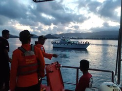 Kapal Mati Mesin, 4 Bule Australia Dievakuasi ke Pelabuhan Lembar