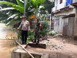 Warga Pengadegan di Bantaran Kali Ciliwung Diimbau Waspada Banjir Susulan Warga Pengadegan di Bantaran Kali Ciliwung Diimbau Waspada Banjir Susulan