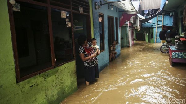 Potret Warga Bertahan di Tengah Banjir Kebon Pala