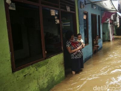 Potret Warga Bertahan di Tengah Banjir Kebon Pala
