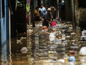 Titik Banjir di DKI Turun Jadi 63 RT, Tinggi Air di Cawang Masih 210 Cm