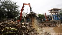 Ratusan Ton Sampah Diangkut dari Pintu Air Manggarai