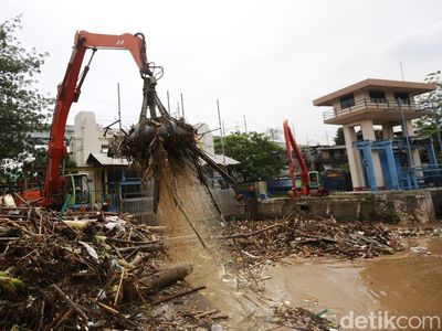 Ratusan Ton Sampah Diangkut dari Pintu Air Manggarai
