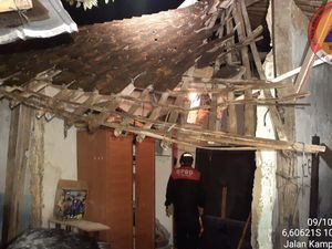 Rumah di Bogor Ambruk Usai Hujan Deras, Penghuni Diungsikan