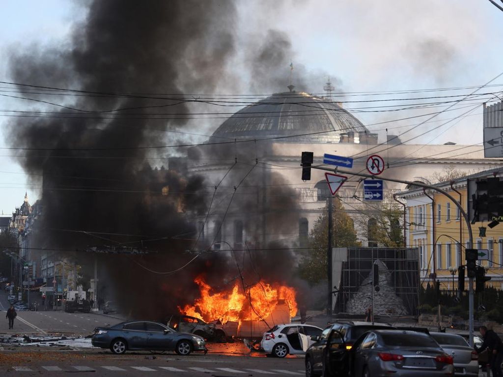 Detik-detik Rudal Rusia Menghantam Kiev Terekam CCTV
