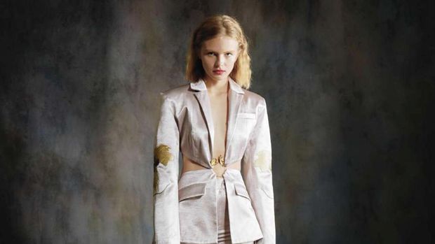 Sean Sheila, label pakaian siap pakai asal Indonesia yang membuka showroom selama Paris Fashion Week, mengelarkan koleksi terbaru mereka yang berjudul Alter, yang bercerita tentang body modification dan ‘alteration’, atau sebuah perubahan