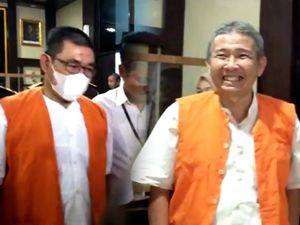 Senyum Tersangka Korupsi Dana Dinkes Parepare Jadi Tahanan Kejari