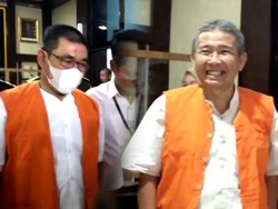 Senyum Tersangka Korupsi Dana Dinkes Parepare Jadi Tahanan Kejari