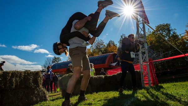 Serunya Lomba Menggendong Istri di Amerika, Nih Lihat