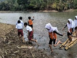 Peliknya Pelajar Sukabumi Menantang Sungai Demi ke Sekolah