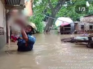 Aksi Heroik Damkar Terjang Banjir Sambil Evakuasi Bayi di Bidara Cina Jaktim
