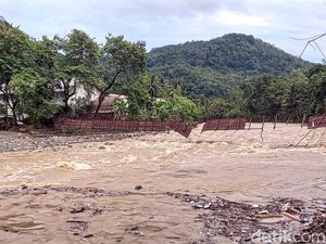 Pelanggan Banjir di Sukabumi Minta Dibuatkan Tanggul Pelanggan Banjir di Sukabumi Minta Dibuatkan Tanggul