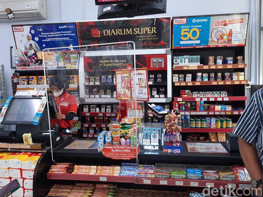 Detik-detik Perampok Bersenpi Gasak Uang dari Alfamart di Pekanbaru