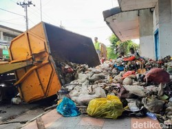 Truk Pengangkut Sampah Terguling, Bau Tak Sedap Merebak di Kota Banyuwangi